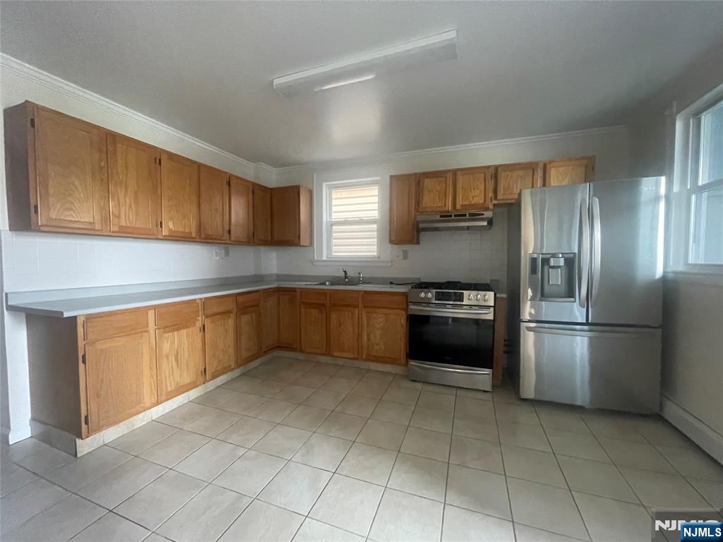 Rental Property at 315 Hamilton St 2nd Floor, Harrison, New Jersey - Bedrooms: 3 
Bathrooms: 1 
Rooms: 5  - $1,900 MO.