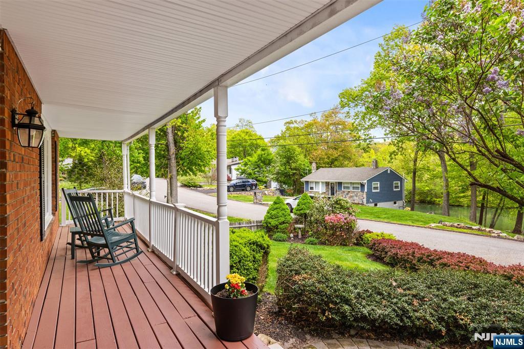 15 Lake Riconda Drive