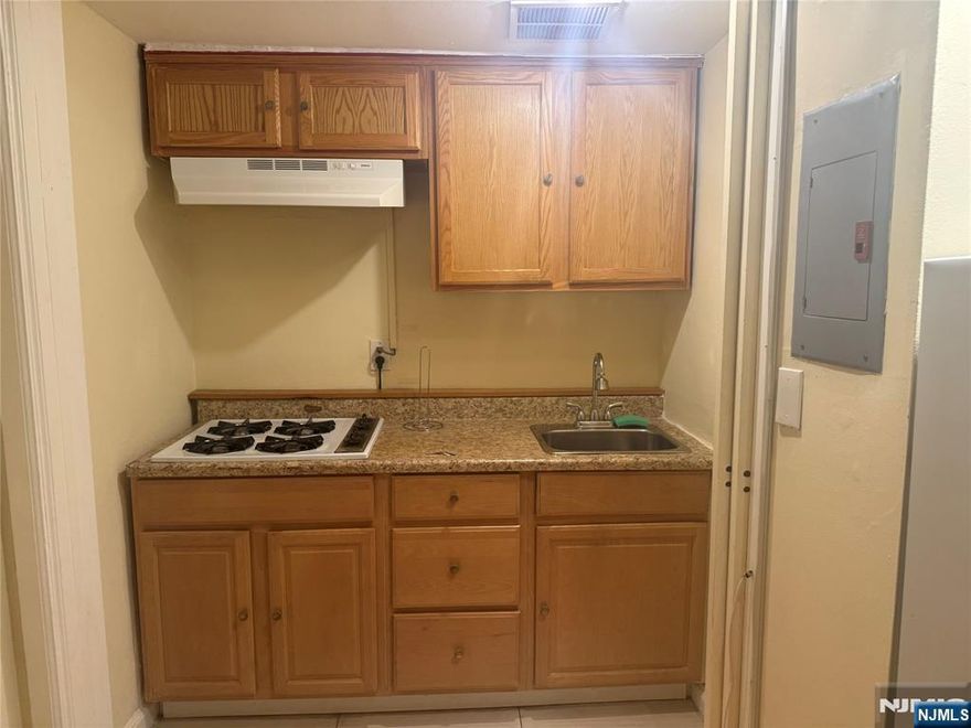 Charming Studio in Linwood Park Co-Op Walking distance to NYC Bus stop, shopping, parks, and easy access to all major highways.. Rent includes heat/hot water. All applications must be submitted for co-op board approval and requires latest 2 year tax returns, 3 recent pay stubs 2 recent bank statements ,require a 3:1 ratio. $100 application fee.