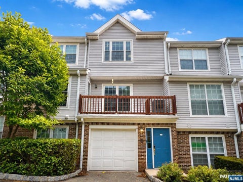 Photo of 555 Ridge Lane, Fort Lee, NJ 07024 (MLS # 26027104)