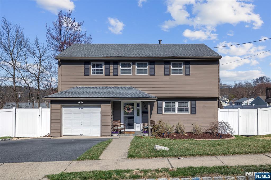 527 Herrick Drive, Rockaway Twp, New Jersey - 3 Bedrooms  
2 Bathrooms  
8 Rooms - 
