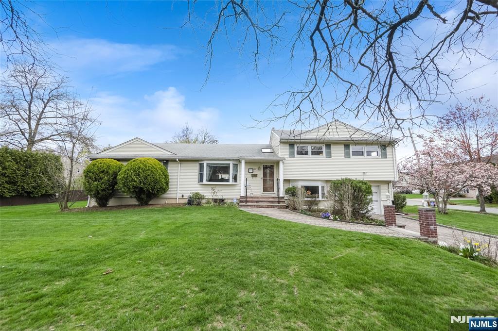 Property for Sale at 167 Rolling Hills Road, Clifton, New Jersey - Bedrooms: 5 
Bathrooms: 4 
Rooms: 11  - $799,000