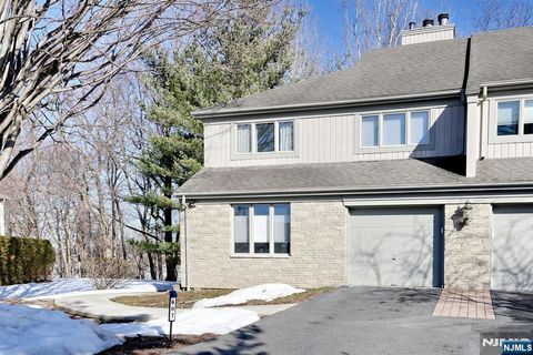 Photo of 607 Glasmere Road, Mahwah, NJ 07430 (MLS # 26007622)