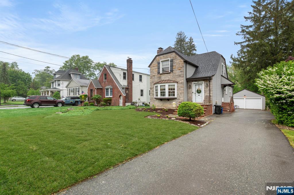 35 Farrington Street, West Caldwell, New Jersey - 2 Bedrooms  
2.5 Bathrooms  
8 Rooms - 