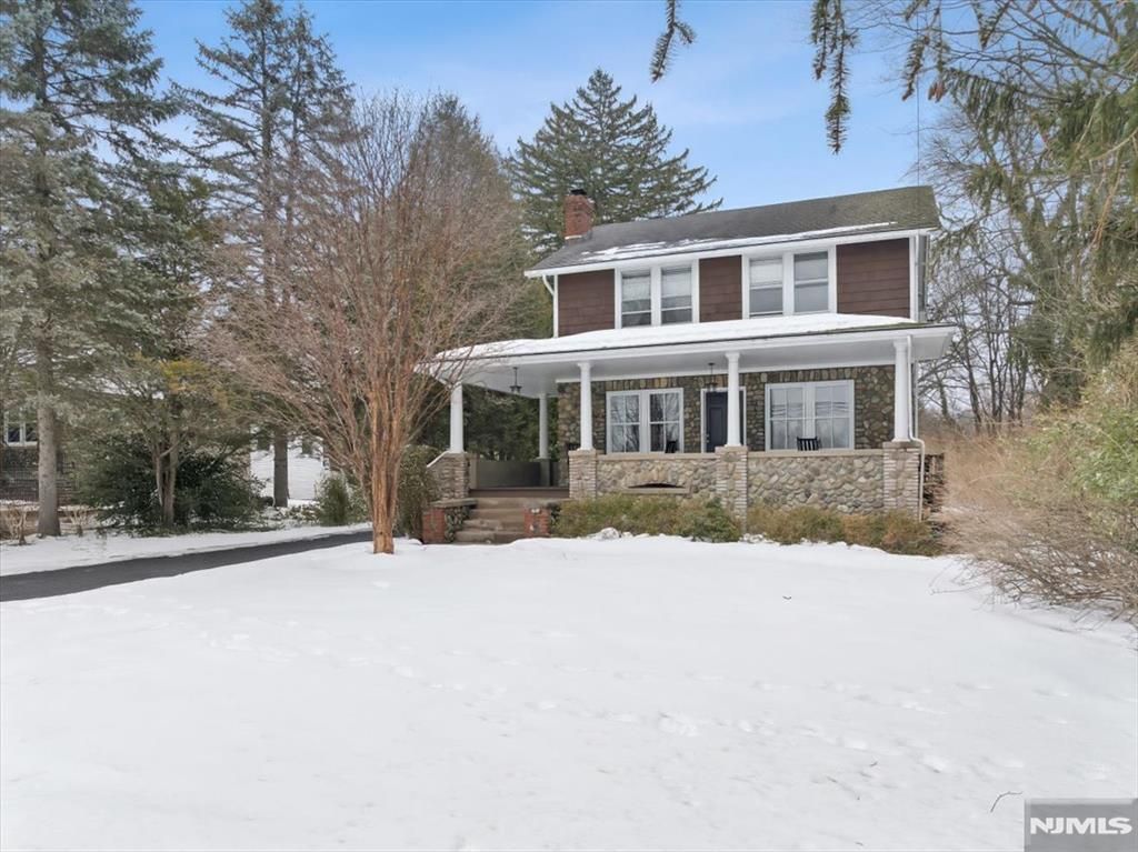 Photo of 138 Chestnut Ridge Road, Saddle River, NJ 07458 (MLS # 26005427)