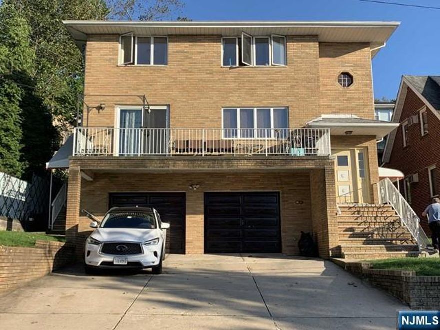 2FAMILY HOUSE 2ND FLOOR, BIG KITCHEN, HUGE LIVING AREA AND DINING AREA. ENOUGH SIZE THREE BEDROOM . ALL HARDWOOD FLOOR, GREAT VIEW. WASHING MACHINE IS ON THE BASEMENT. 1 CAR GARAGE AND PARKING SPACE INCLUDED. TENANT PAYS ALL THE UTILITIES EXCEPT WATER. TENANT IS RESPONSBLE TO SNOW REMOVAL.