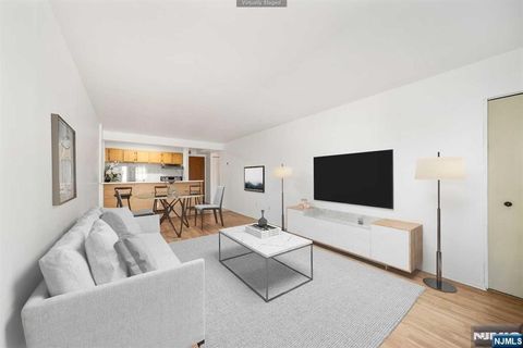 Photo of 333 Grand Ave #2L, Palisades Park, NJ 07650 (MLS # 26010790)