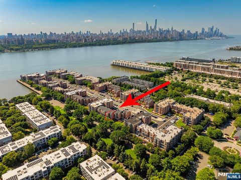 312 Franklin Court Edgewater NJ 07020