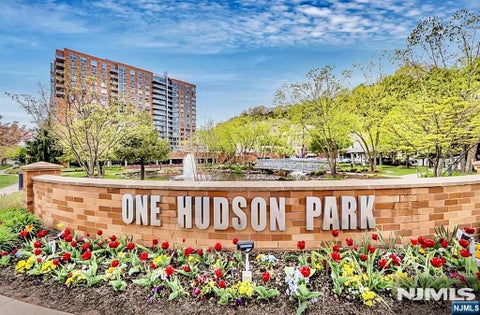Photo of 1709 Hudson Park #1709, Edgewater, NJ 07020 (MLS # 26039036)