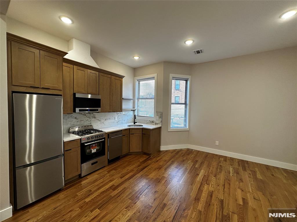 415 Bloomfield Ave, Montclair, New Jersey - 1 Bedrooms  
1 Bathrooms  
3 Rooms - 