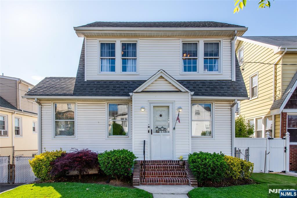 Property for Sale at 39 Roosevelt Street, North Arlington, New Jersey - Bedrooms: 4 
Bathrooms: 1 
Rooms: 8  - $550,000