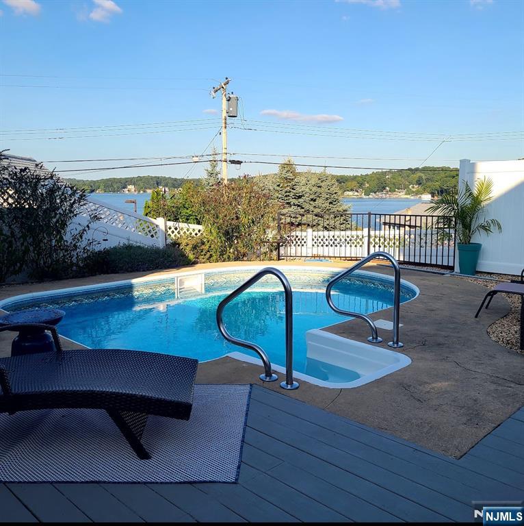 Mount Arlington Boro, New Jersey 07856, United States, 2 Bedrooms Bedrooms, ,1 BathroomBathrooms,Residential,Pending,93109