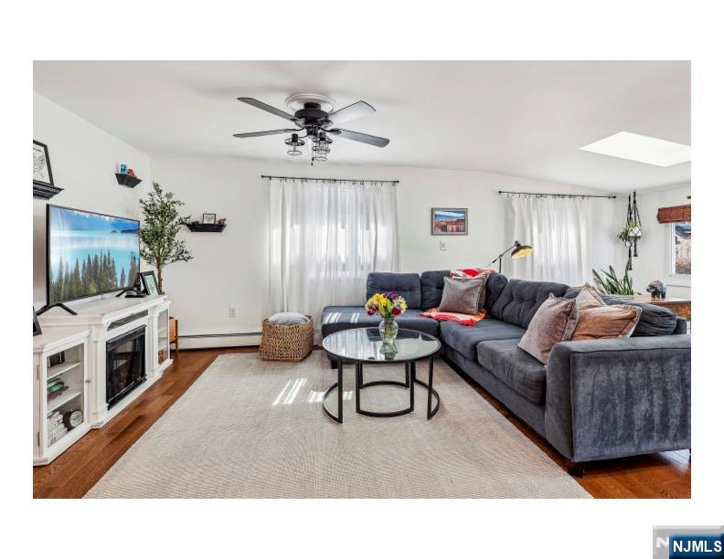 Mount Arlington Boro, New Jersey 07856, United States, 2 Bedrooms Bedrooms, ,1 BathroomBathrooms,Residential,Pending,93109