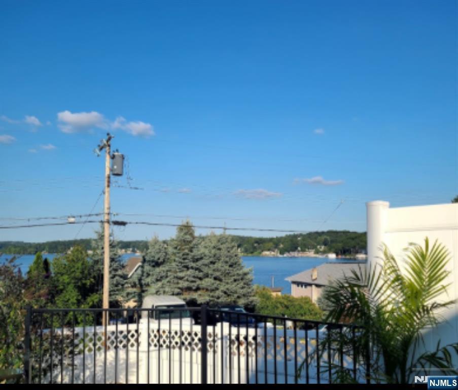 Mount Arlington Boro, New Jersey 07856, United States, 2 Bedrooms Bedrooms, ,1 BathroomBathrooms,Residential,Pending,93109