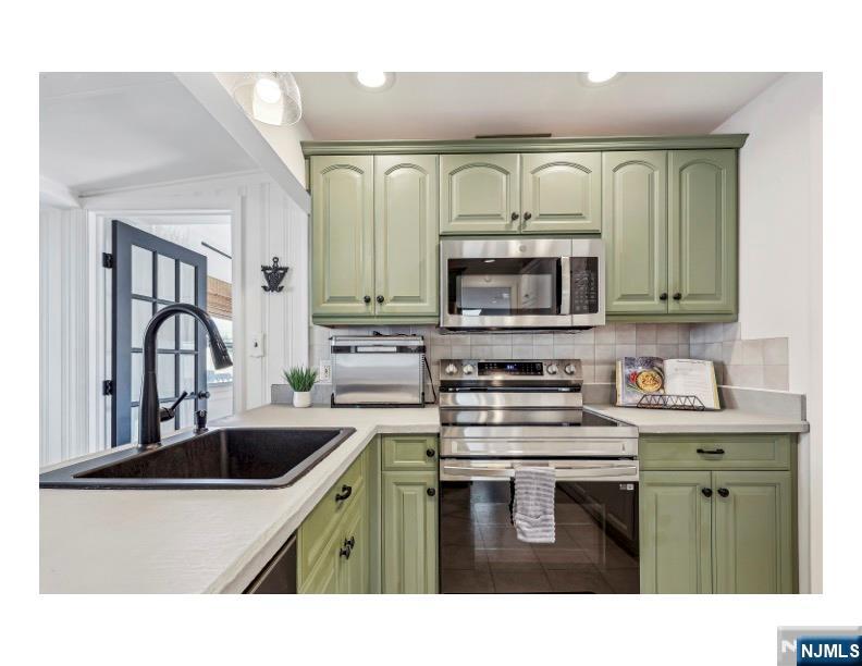 Mount Arlington Boro, New Jersey 07856, United States, 2 Bedrooms Bedrooms, ,1 BathroomBathrooms,Residential,Pending,93109