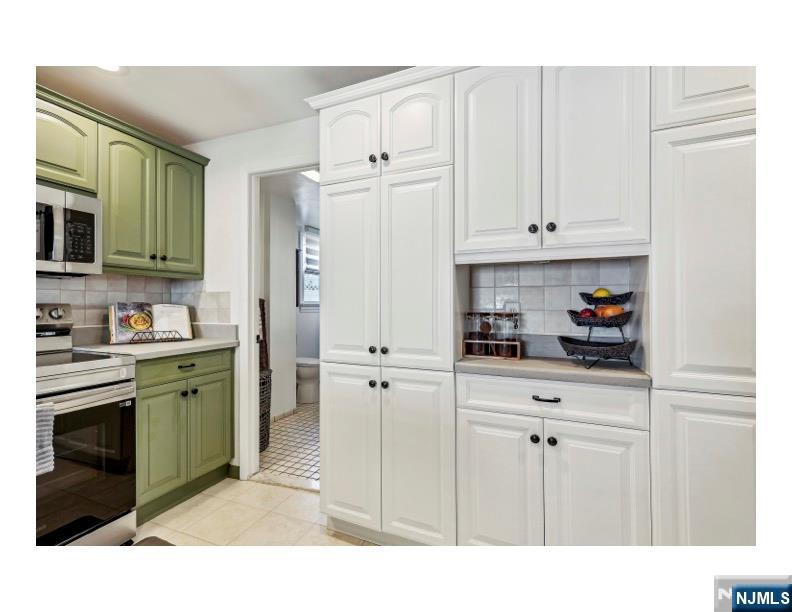 Mount Arlington Boro, New Jersey 07856, United States, 2 Bedrooms Bedrooms, ,1 BathroomBathrooms,Residential,Pending,93109