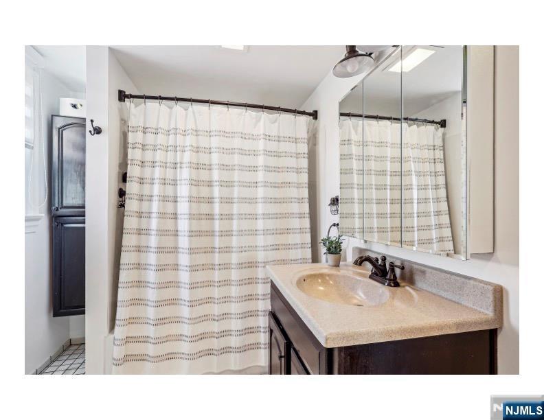 Mount Arlington Boro, New Jersey 07856, United States, 2 Bedrooms Bedrooms, ,1 BathroomBathrooms,Residential,Pending,93109