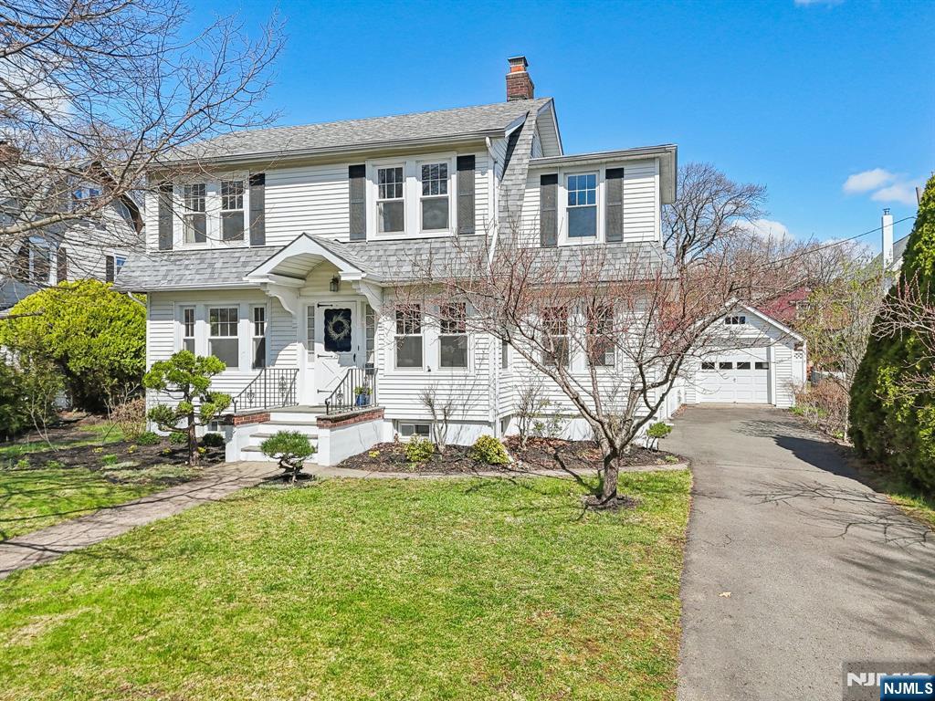 151 Spencer Place, Ridgewood, New Jersey - 3 Bedrooms  
3.5 Bathrooms  
8 Rooms - 