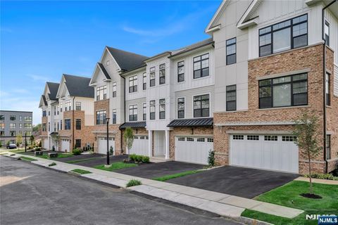 Photo of 9 Scenic Ter, Englewood Cliffs, NJ 07632 (MLS # 25036371)