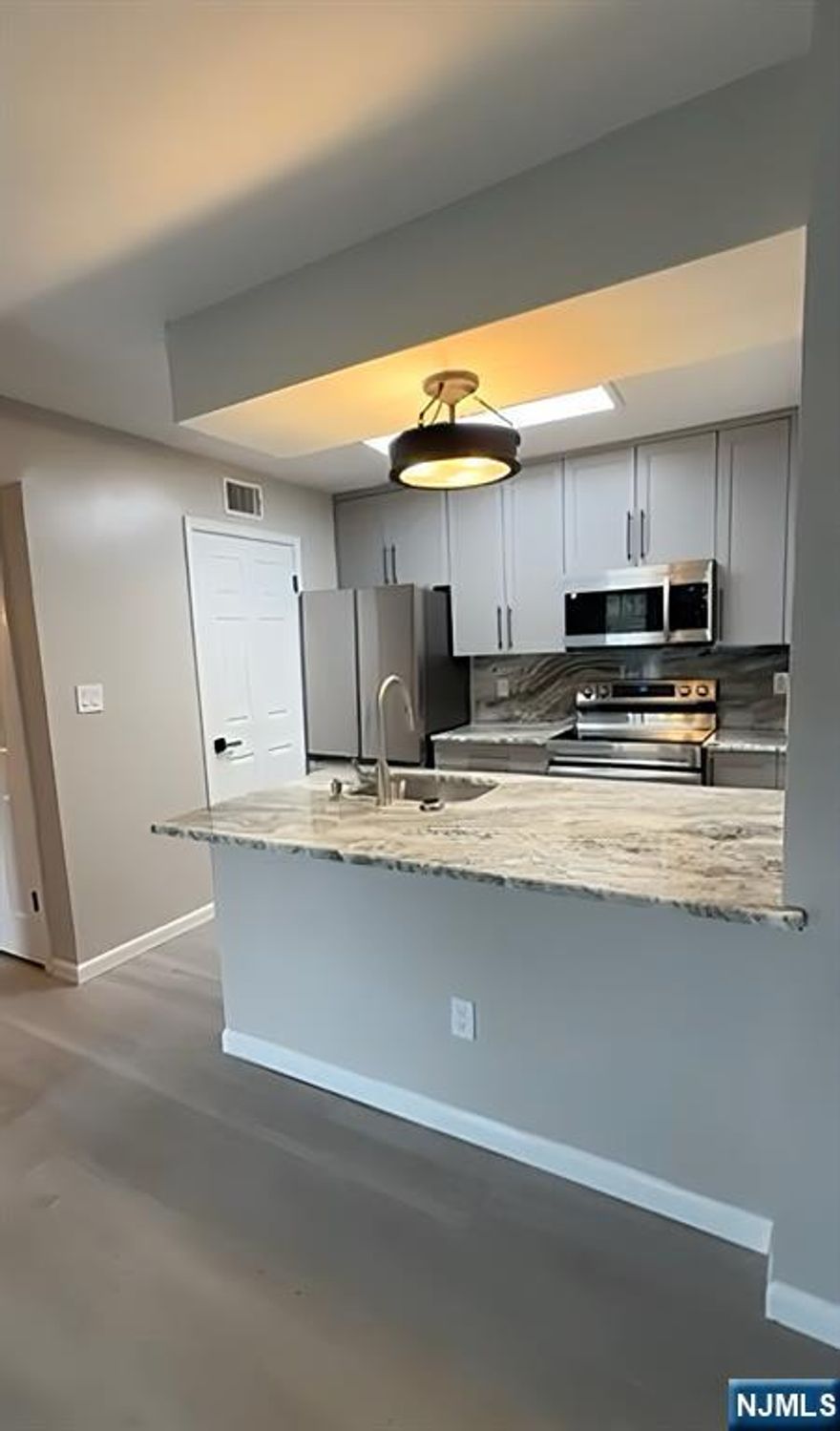 `Upscale building offering deluxe amenities! Intriguing modern finishes with delightful resident private gatherings. The plush ultra modern unit features granite counter tops, stainless steel appliances with serene lake views. Come & preview.