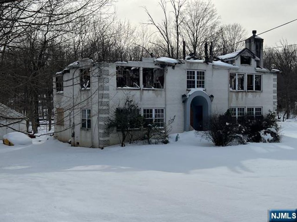 Photo of 18 Lake Road, Upper Saddle River, NJ 07458 (MLS # 26006387)