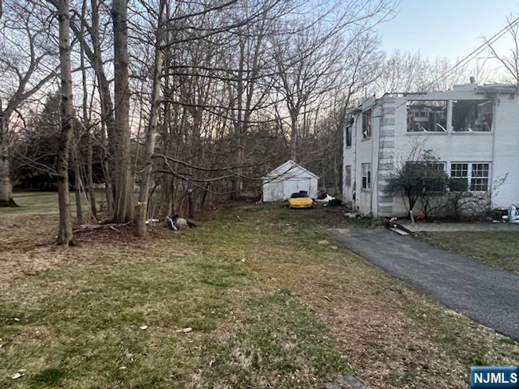 Photo of 18 Lake Road, Upper Saddle River, NJ 07458 (MLS # 26006387)