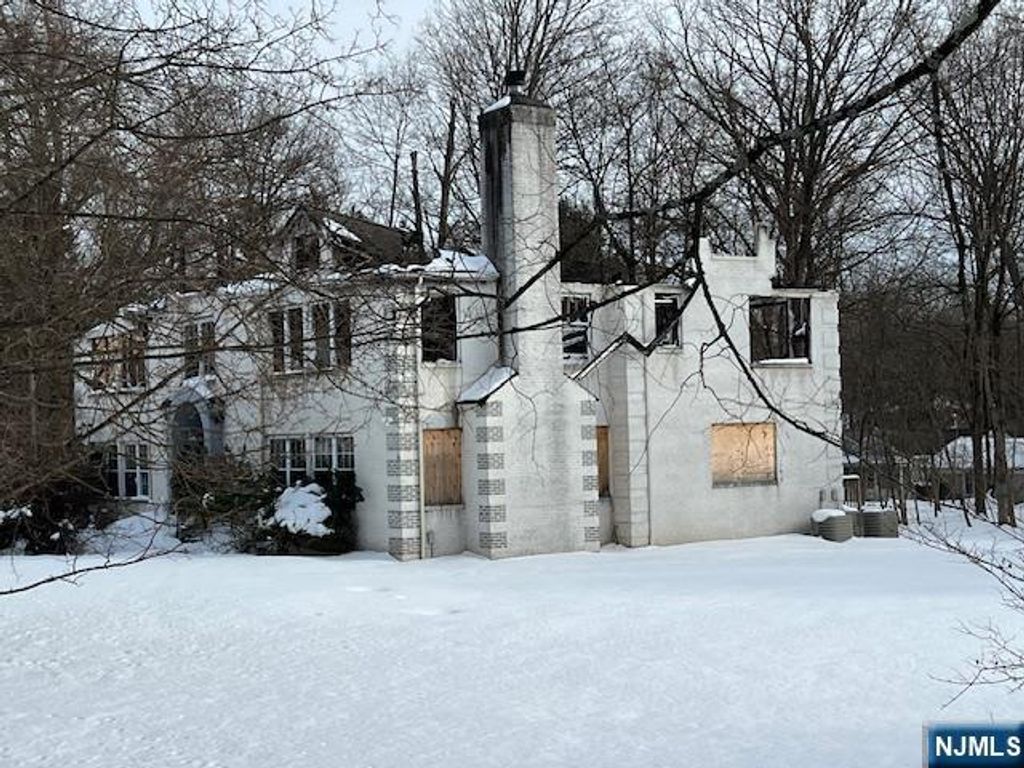 Photo of 18 Lake Road, Upper Saddle River, NJ 07458 (MLS # 26006387)