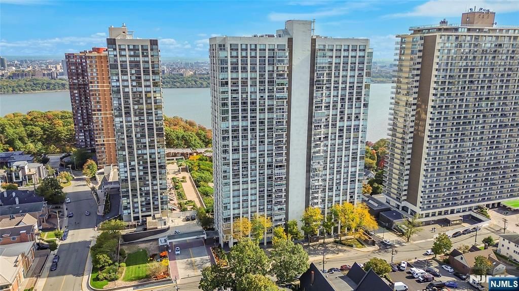 Photo of 1600 Parker Avenue #6A, Fort Lee, NJ 07024 (MLS # 25037681)