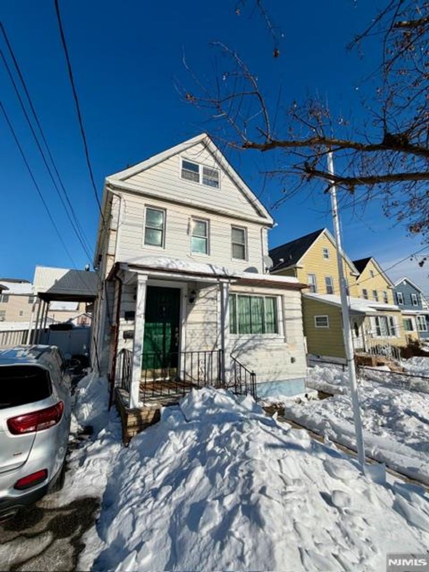 Welcome to this bright and airy bi-level apartment in Lyndhurst, featuring two spacious bedrooms and two full bathrooms. The unit offers a large living and dining room combination, private deck, and comfortable two-level layout. Ideally located for commuters near transportation, shopping, dining, and major highways. Move-in ready.