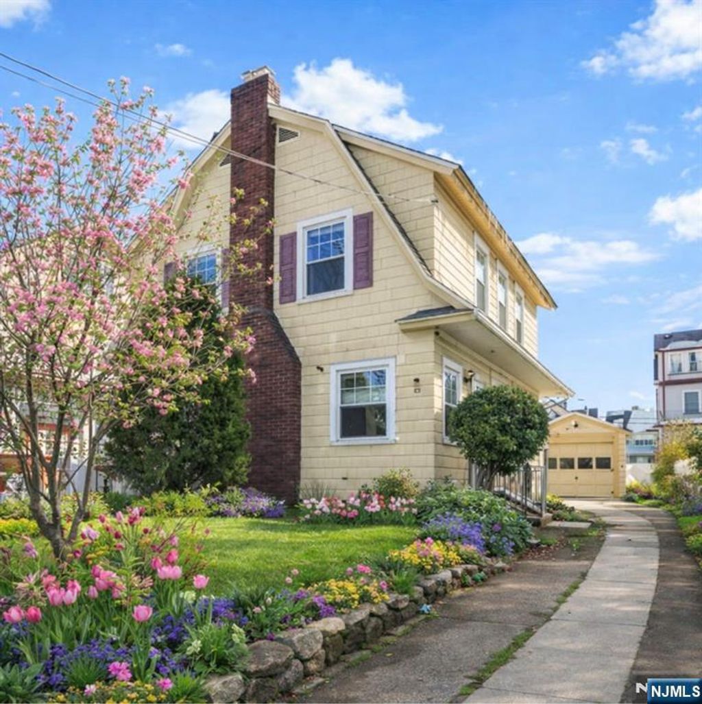 Photo of 33 Beaumont Place, Newark, NJ 07104 (MLS # 26008212)