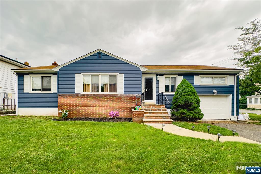 Property for Sale at 4 Parallel Street, Nutley, New Jersey - Bedrooms: 3 
Bathrooms: 1 
Rooms: 7  - $527,500
