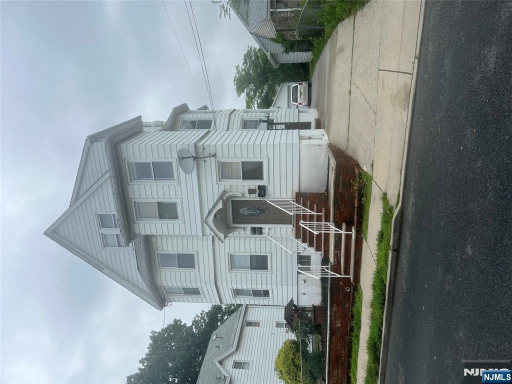 Rental Property at 149 Hathaway St 2, Wallington, New Jersey - Bedrooms: 3 
Bathrooms: 1 
Rooms: 6  - $2,700 MO.