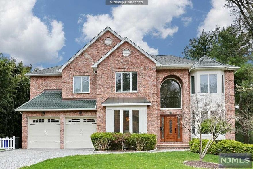 WELCOME TO THE COMPLETELY RENOVATED IN 2018 AND CUSTOM BUILT IN 2004 EXQUISITE HOME IN THE CLOSTER'S EXCLUSIVE EAST HILL.AN OPEN FLOOR PLAN IS DESIGNED FOR COMFORT,ENTERTAINING,AND MODERN LIVING.KITCHEN,ALL BATHROOMS,BASEMENT DESIGNED AND EQUIPPED BY PORCELANOSA.2 STORY GRAND ENTRY W MOTORIZED CANDELR. OPENS TO GOURMENT CUSTOM KITCHEN W BREAKFAST AREA,HIGH-END APPLIANCES,ITALIAN INSPIRED CUSTOM-BUILT CABINETS,OVERSIZED NATURAL WHITE QUARTZ CRYSTAL ROCK STONE ISLAND,SLIDES OPEN TO BACK TERRANCE W COMPLETE PRIVACY.FORMAL DINING,FORMAL LIVING RM W FIRE PLACE,FAMILY RM,GUEST BEDROOM,POWDER RM.SECOND FL OFFERS LUXURIOUS MASTER SUITE W SITTING AREA,FRENCH DOOR TO BALCONY,HUGE WALK-IN CLOSET/ DRESSING RM,ELEGANT MASTER BATH.3 MORE BEDRM W EN-SUITE BATH,LAUNDRY RM.FULLY FINISHED LOWER LEVEL FEATURES A LARGE RECREATION ROOM W CUSTOM BAR,FIRE PLACE.SOPHISCATED MILLWORK AND MOLDINGS.THE HOME IS RENOVATED W HIGHEST QUALITY FOR LUXURY LIVING.LIGHT FIXTURES FROM RH.MULTIZONE HEATING & COOLING.