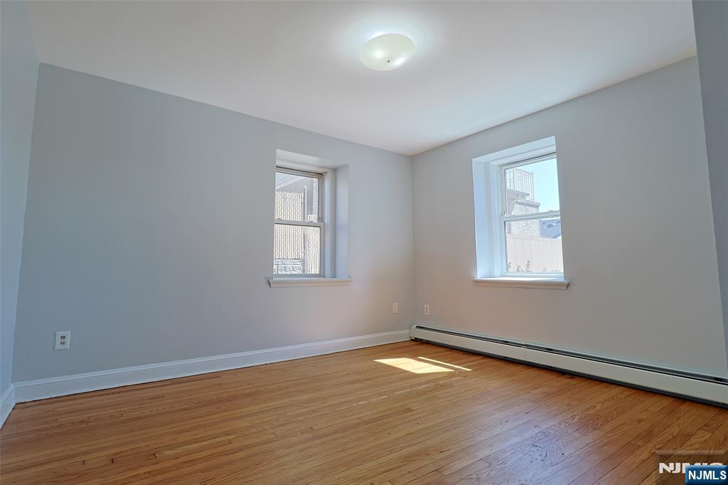 1014 Ponsi St B, Fort Lee, New Jersey - 3 Bedrooms  
1 Bathrooms  
5 Rooms - 