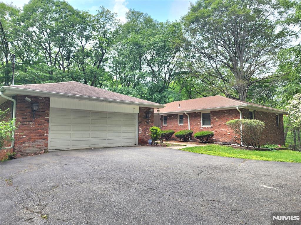 Property for Sale at 3 Christine Court, Kinnelon Borough, New Jersey - Bedrooms: 4 
Bathrooms: 3 
Rooms: 10  - $850,000