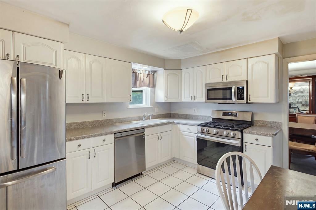185 W Passaic Avenue