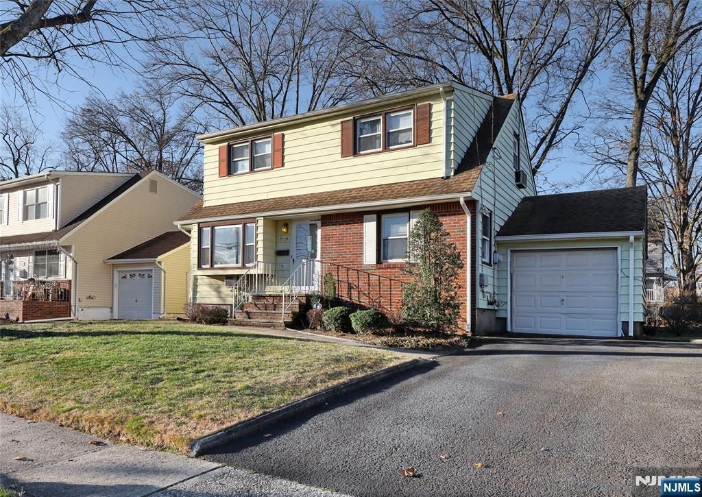 Photo of 914 Essex Place, Fair Lawn, NJ 07410 (MLS # 25042247)