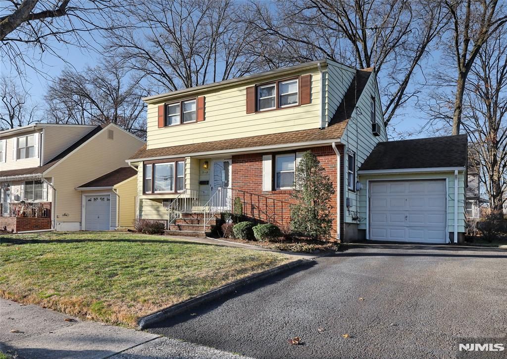 Photo of 914 Essex Place, Fair Lawn, NJ 07410 (MLS # 25042247)