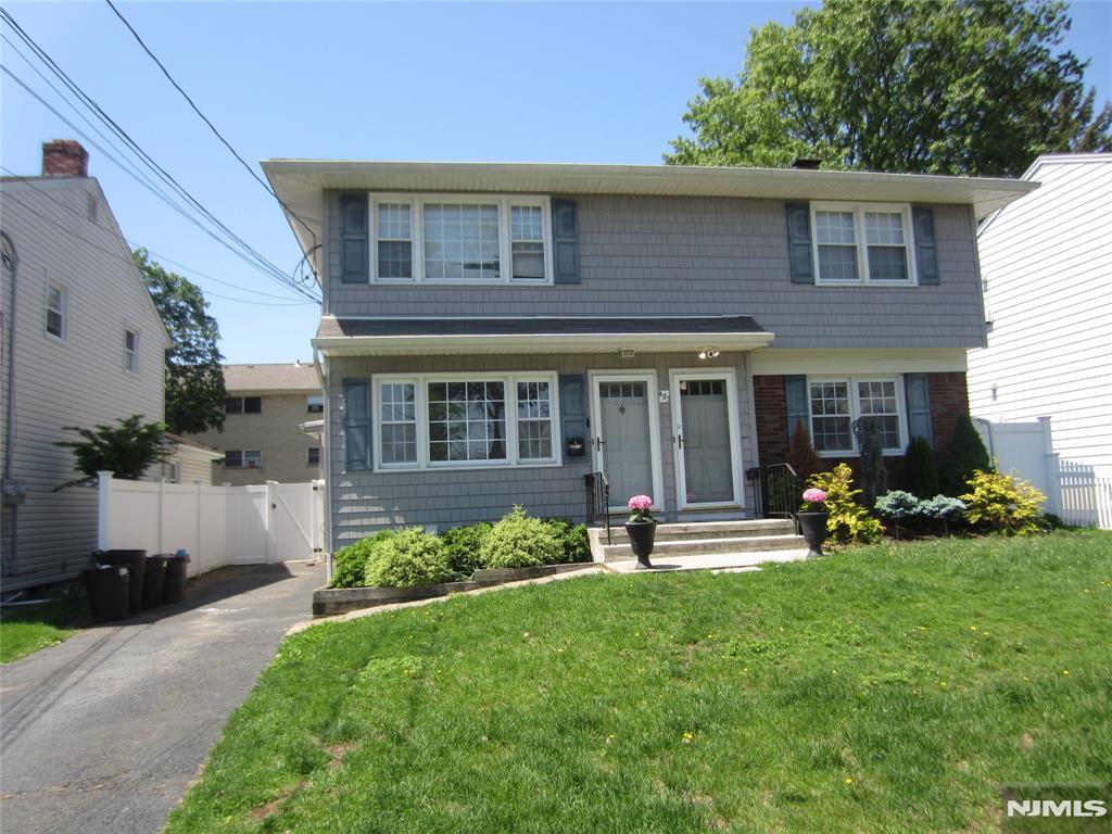 423 Leonhardt Dr 1st Floor, Saddle Brook, New Jersey - 4 Bedrooms  
1 Bathrooms  
7 Rooms - 