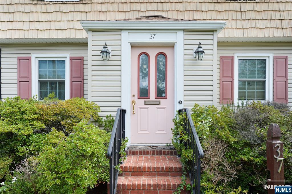 37 Lunn Avenue