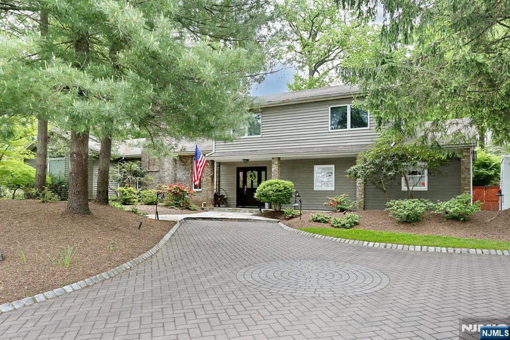 380 Hillside Avenue, Allendale, New Jersey - 4 Bedrooms  
4 Bathrooms  
9 Rooms - 
