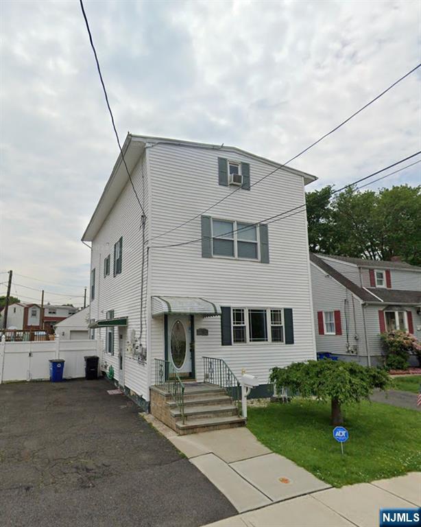 39 Grove Street, Little Ferry, New Jersey - 4 Bedrooms  
3 Bathrooms  
9 Rooms - 