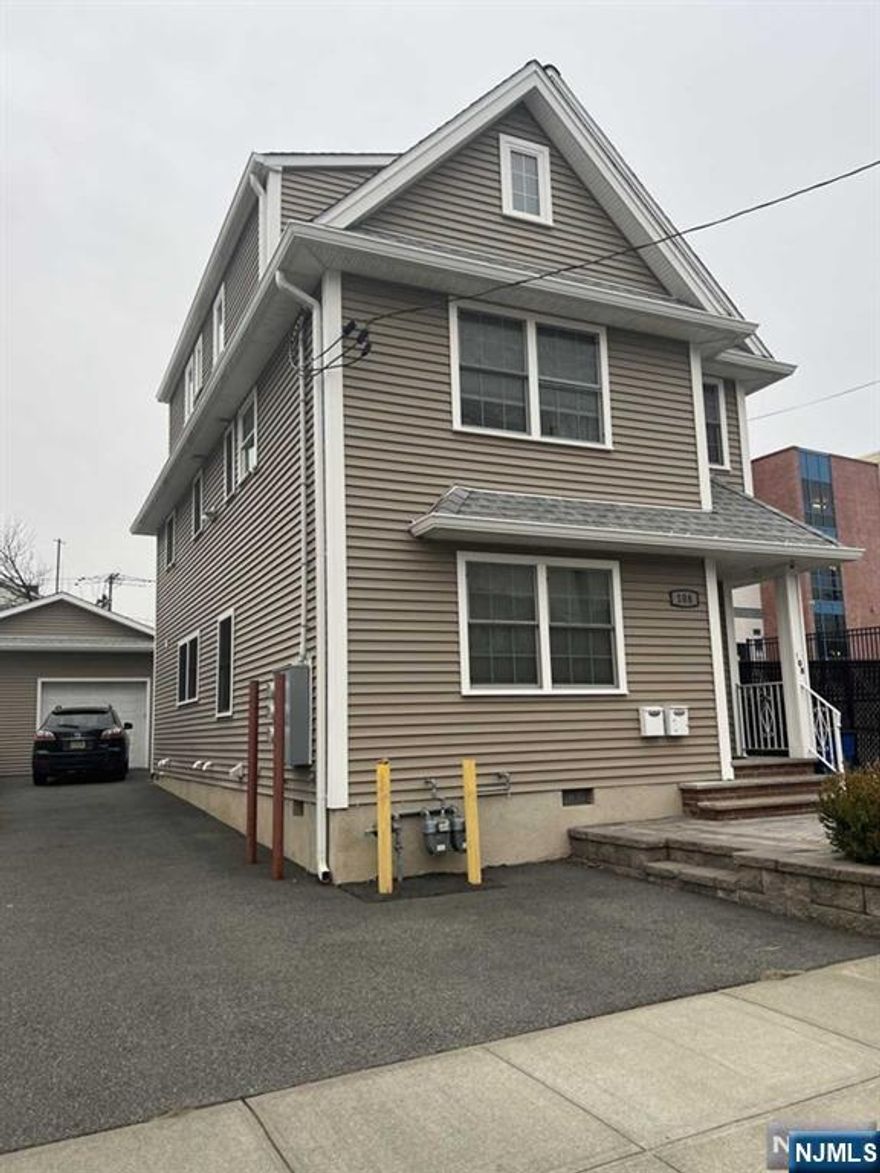 Newer 2-level 3 bedrooms, 2 full baths apartment. In this unit, you will find high-quality finishes, granite countertops appliances, and hardwood floors through. There is a washer and dryer offered as well. This house is conveniently located close to all shopping, schools and public transportation. Tenants have shared use of yard and 2 parking spots. Garage rental is available with an additional fee.