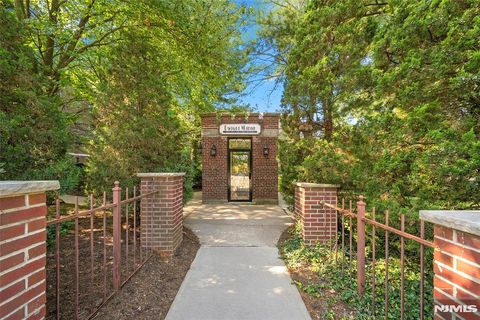 Photo of 100 E Palisade Avenue #B31, Englewood, NJ 07631 (MLS # 25033672)