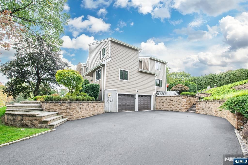 Photo of 3 Harding Avenue, North Caldwell, NJ 07006 (MLS # 26003535)