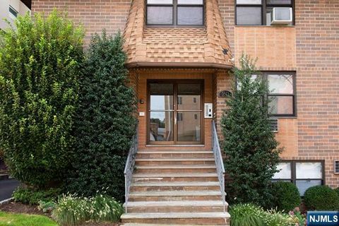 MLS: 25016539