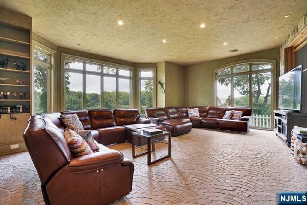 Photo of 1500 River Road, Teaneck, NJ 07666 (MLS # 25039340)