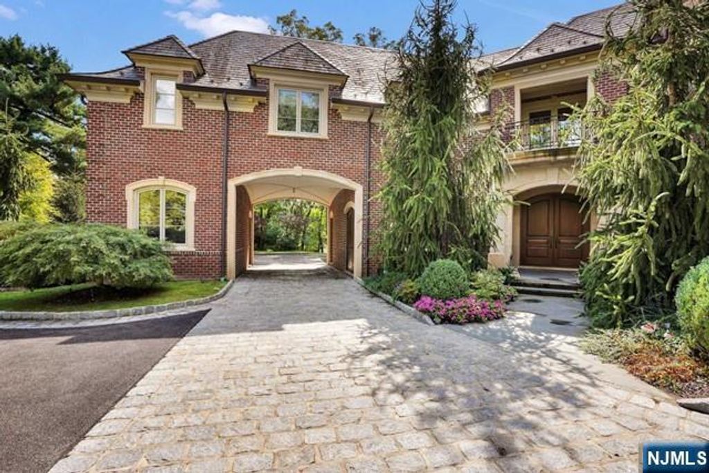 Photo of 1500 River Road, Teaneck, NJ 07666 (MLS # 25039340)