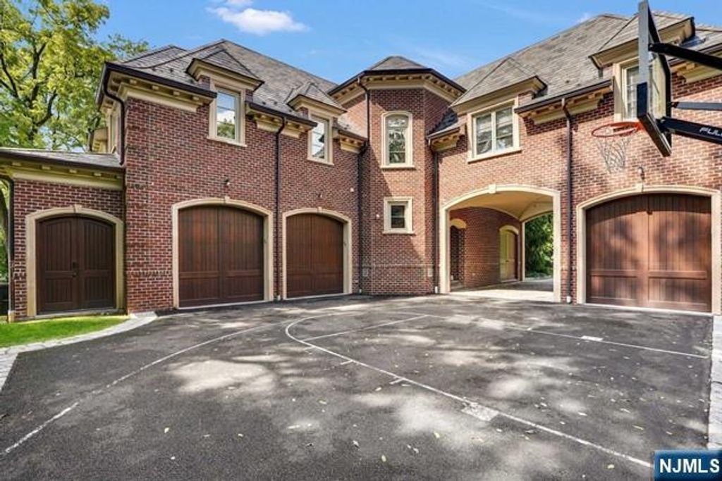 Photo of 1500 River Road, Teaneck, NJ 07666 (MLS # 25039340)