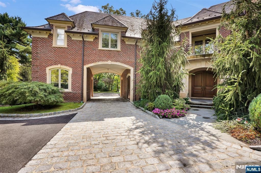 Photo of 1500 River Road, Teaneck, NJ 07666 (MLS # 25039340)